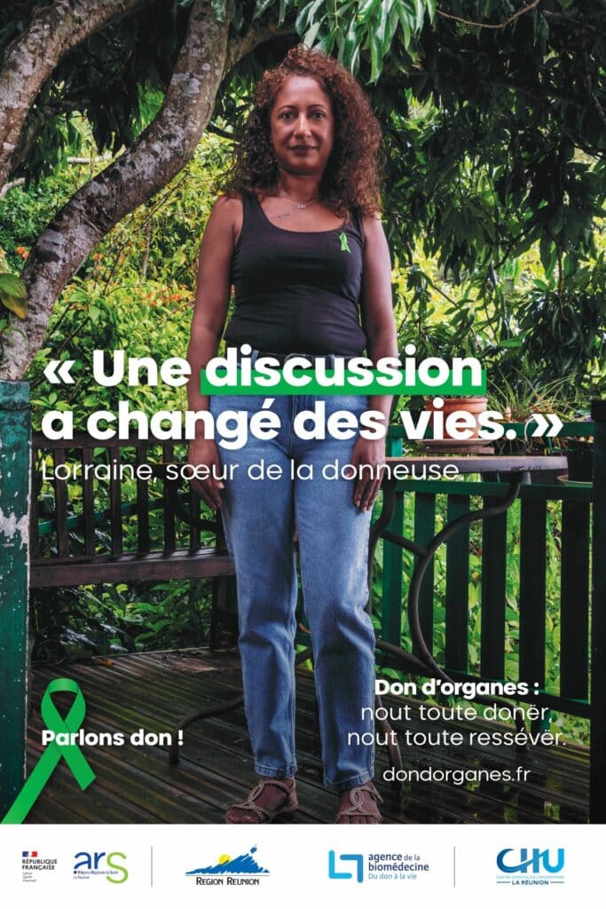 Une femme debout avec le texte "Une discussion à changé des vies" pour le don d'organes