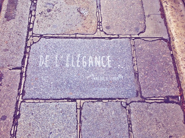 Inscription de l'élégance gravée dans le pavé style street art urbain