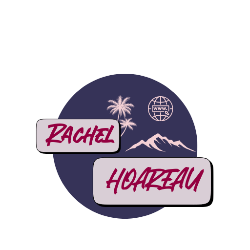 Un logo rond au fond bleu avec deux briques mauves grisées à l'intérieur, dans lesquelles sont écrits Rachel Hoareau en rouge. Elles sont entourées d'une illustration de palmiers et de montagne en rose qui représente l'île de La Réunion et une icone url en rose qui représente le soleil au-dessus de la montagne