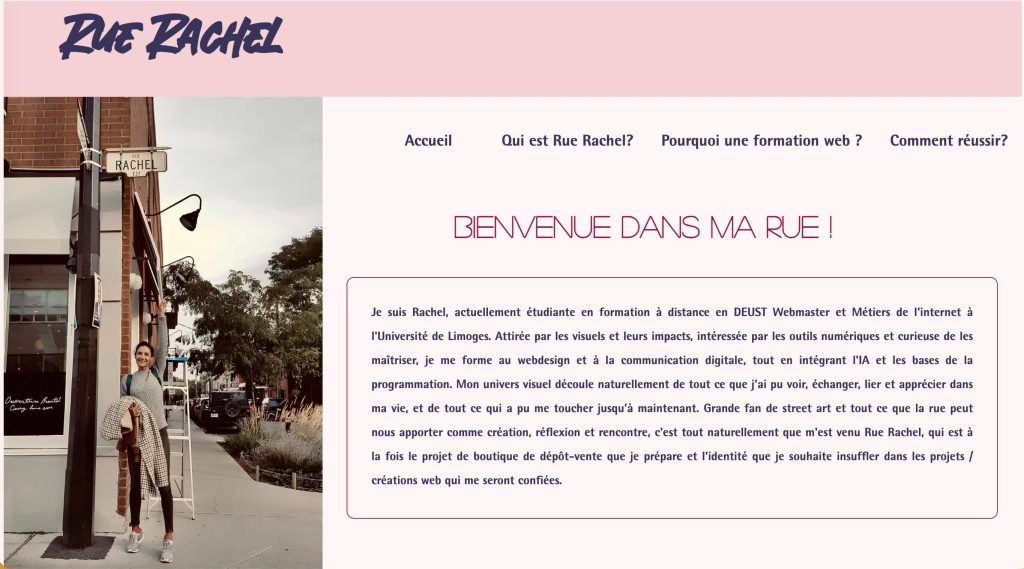 Capture d'écran de la page d'accueil du mini site internet de Rue Rachel écrit en bleu sur bandeau rose. Menu en bleu dessous. Photo à gauche d'une fille dans la Rue Rachel qui pointe vers le haut la signalisation de la rue. Titre à droite en rouge "Bienvenue dans ma rue" et texte de présentation en bleu dans un encadré rouge