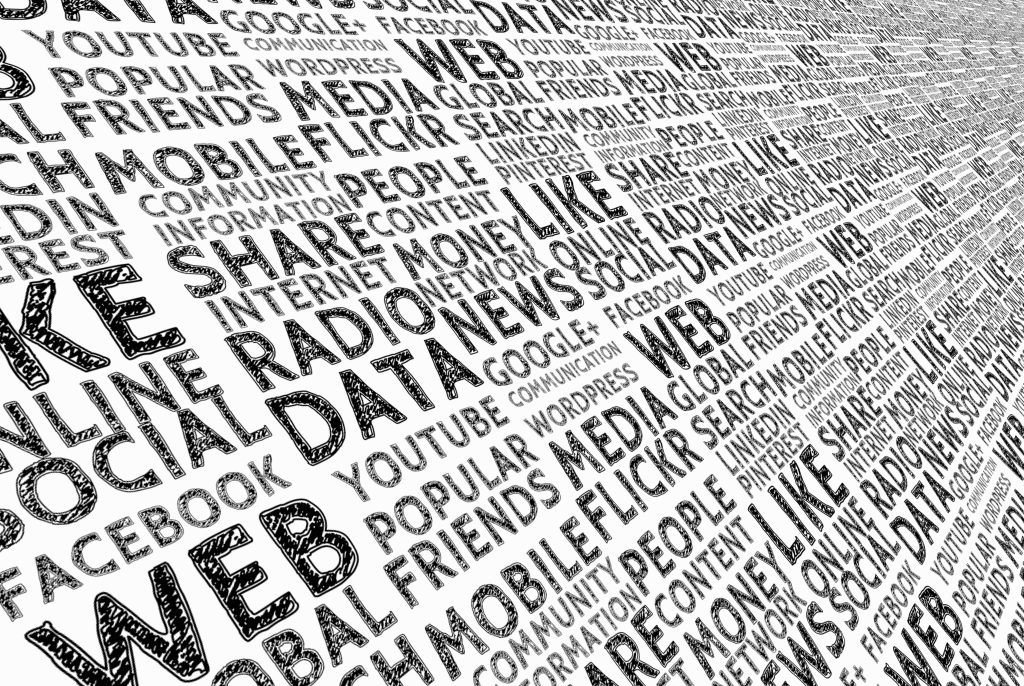 un papier peint de mots relatifs au digital tels que media, data, like, web etc.